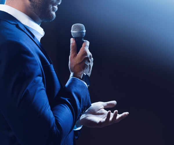 journaliste animateur interviewe sur evenement