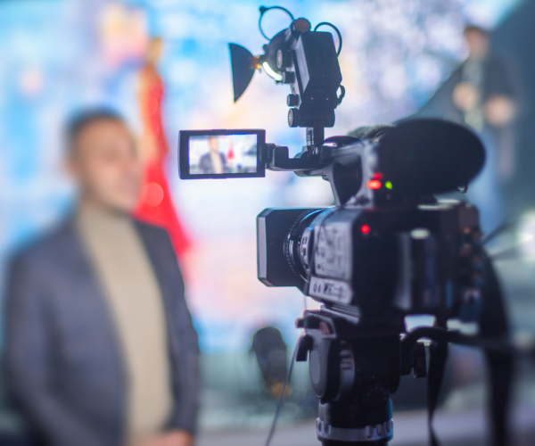 journaliste parlant devant camera TV